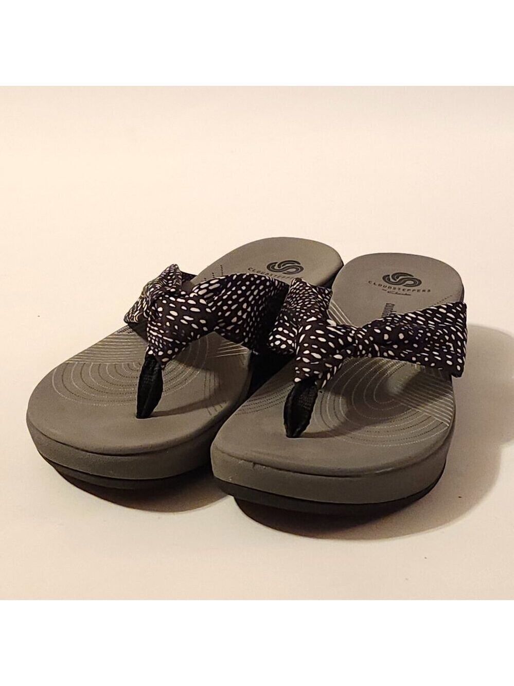 CLOUDSTEPPERS by CLARKS Women's Size 7 Arla Glison Slides Sandals Grey/White